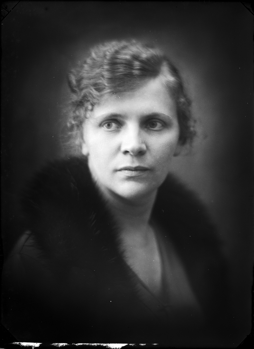 Skötsner-Edhlund, Ateljéporträtt - kvinna, Östhammar, Uppland