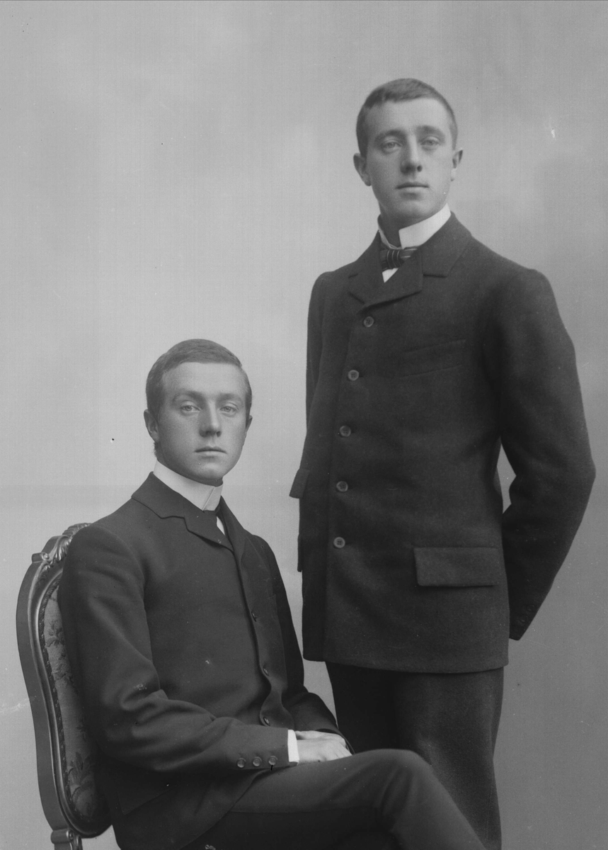 Gustav Borgen, Gruppeportrett, to menn, brødre(?) i dress. Engelstad.