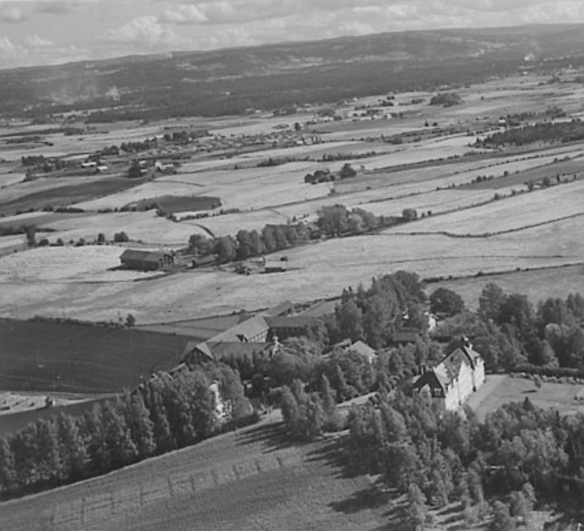 Widerøes Flyveselskap A/S, JØNSBERG LANDBRUKSSKOLE, FLYFOTO