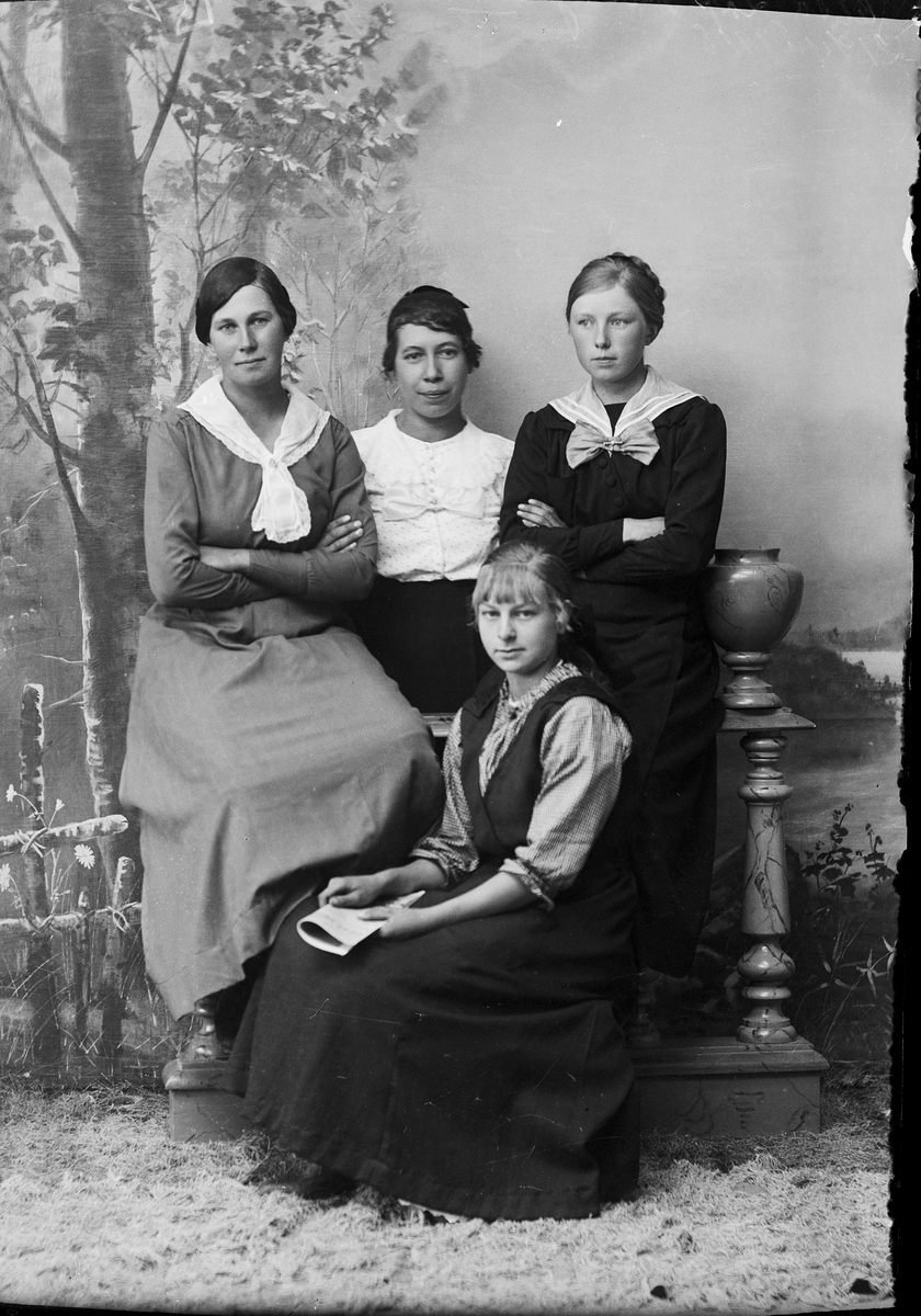 Skötsner-Edhlund, Ateljéporträtt - fyra kvinnor, Östhammar, Uppland 1918
