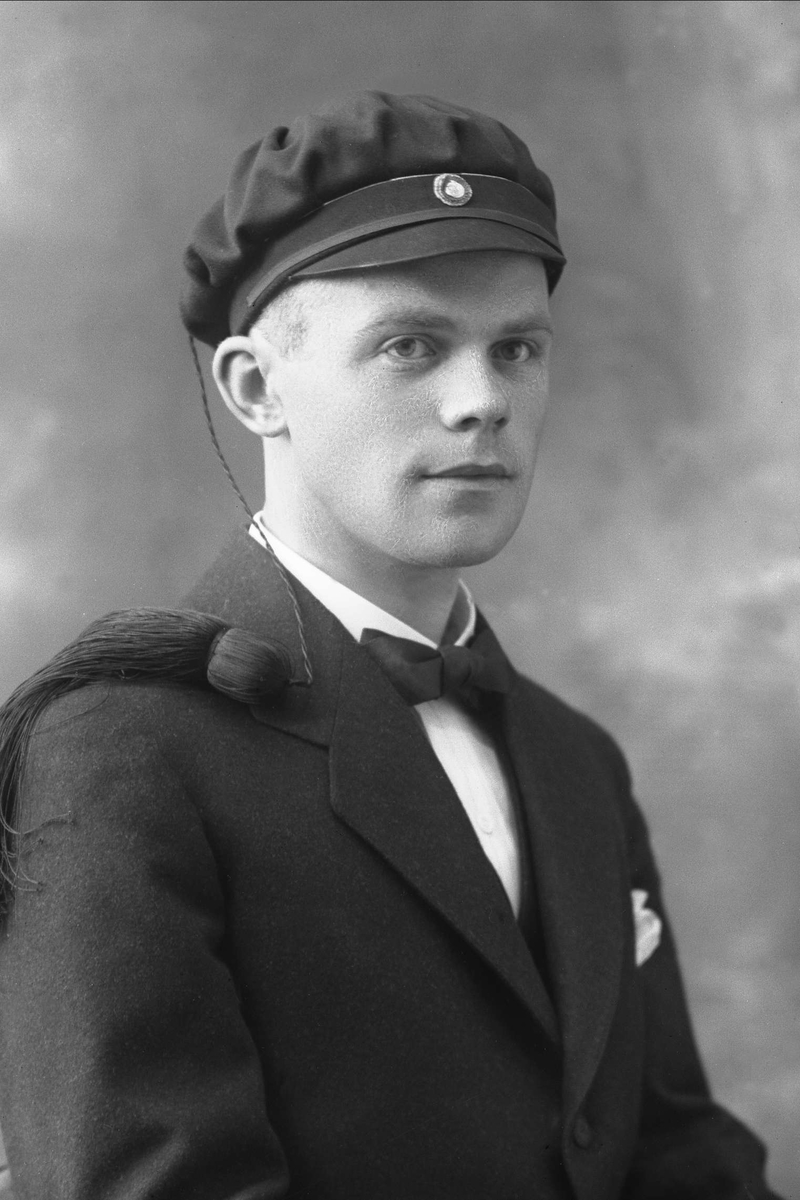 Gustav Borgen, Portrett, mann med studentlue. Stud.teol. Titlestad.