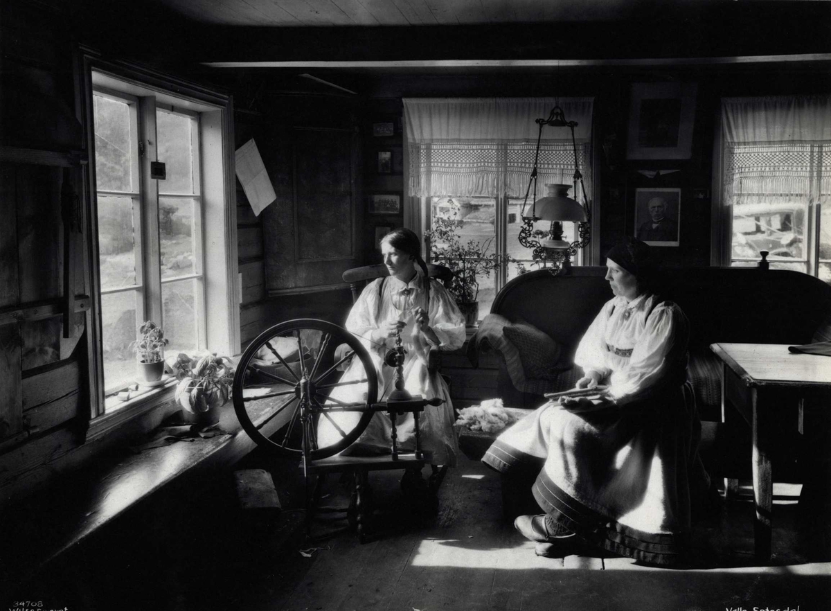 Anders Beer Wilse, To kvinner spinner og karder i en stue. Valle, Setesdal, Aust-Agder, antagelig 1929.
