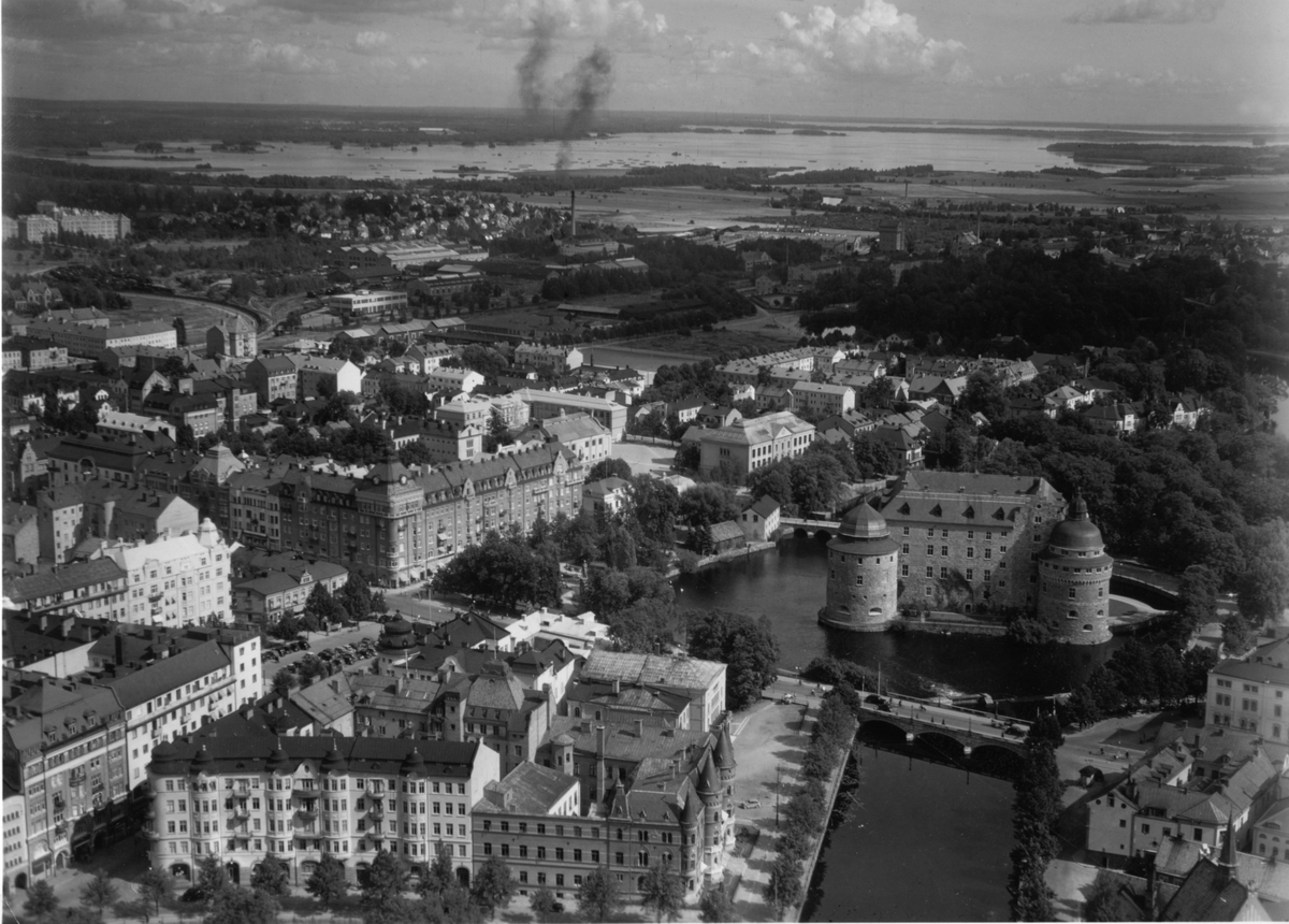 Aero Matriel AB, Aerial view of the city centre with the castle foreground and east towards the helmet