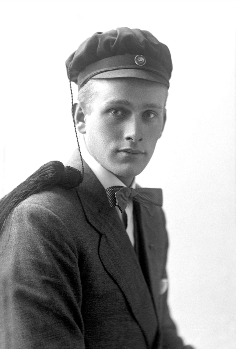 Gustav Borgen, Portrett, mann med studentlue. Hans Sveaas.