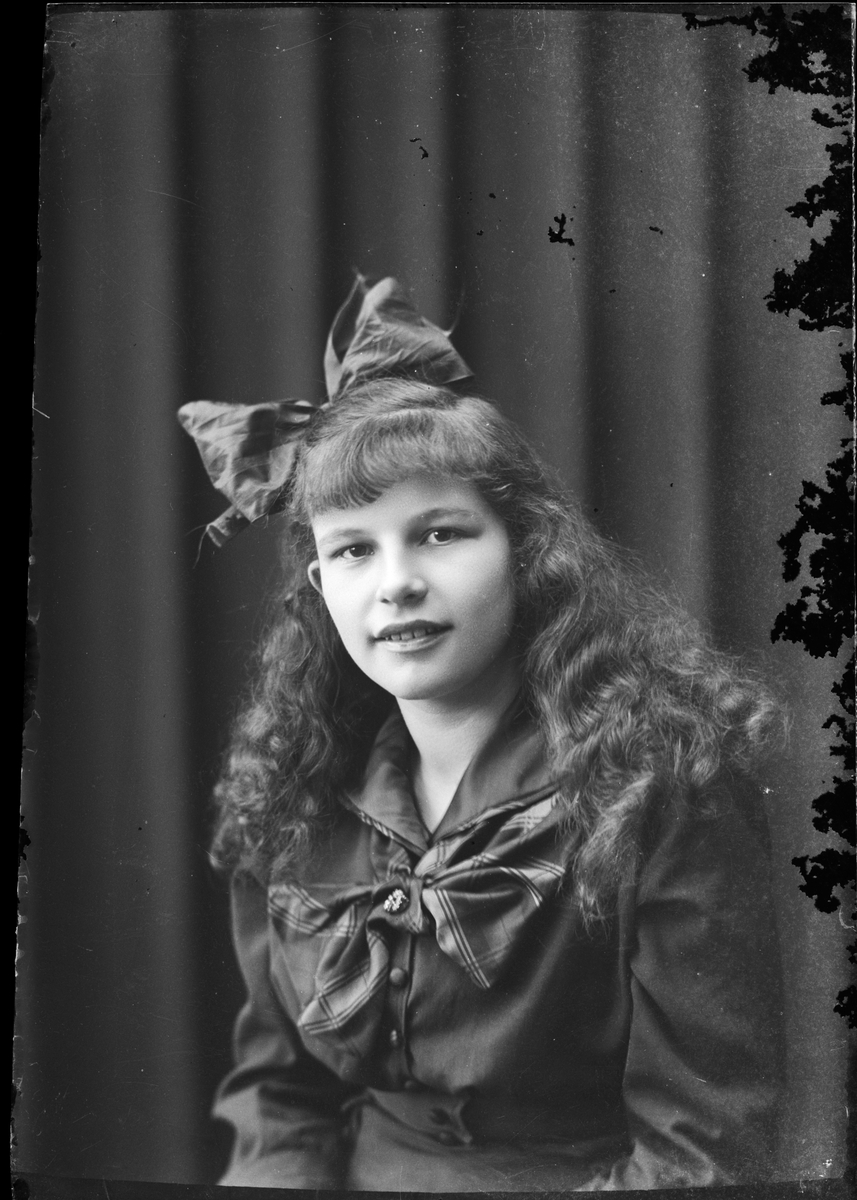 Skötsner-Edhlund, Ateljéporträtt - flicka, Östhammar, Uppland
