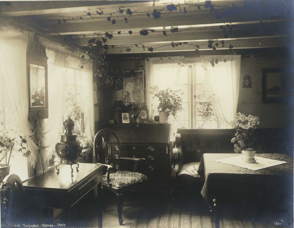 Anders Beer Wilse, Stueinteriør, Sogndal Gamle Lensmannsgård, Hauge, Sokndal, Rogaland. Fotografert 1912.