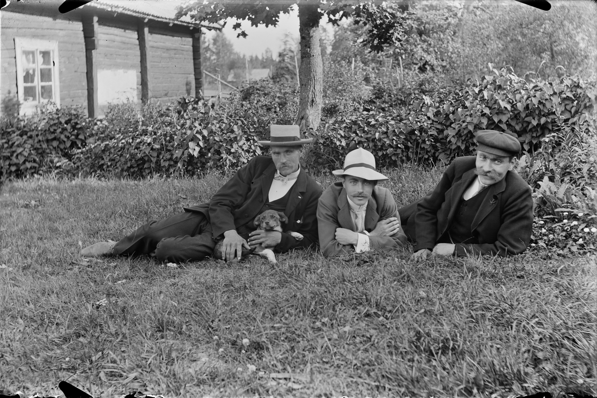 Josef Ärnström, Bröderna Albert, Josef och Karl Ärnström, sannolikt vid barndomshemmet i Sonbo, Films socken, Uppland