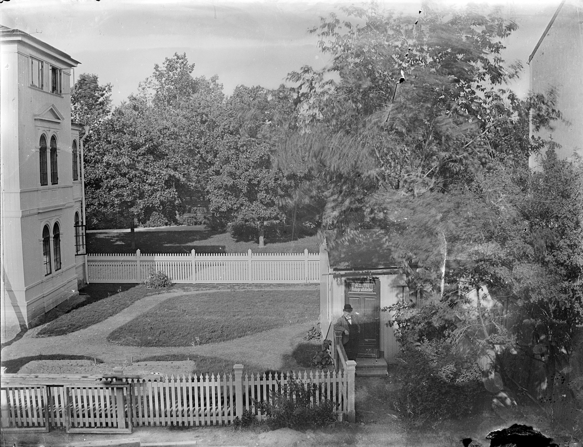 Henri Osti's Fotografiateliér, Fotograf Henri Osti vid sin fotoateljé, Bredgränd 11, Uppsala efter 1893