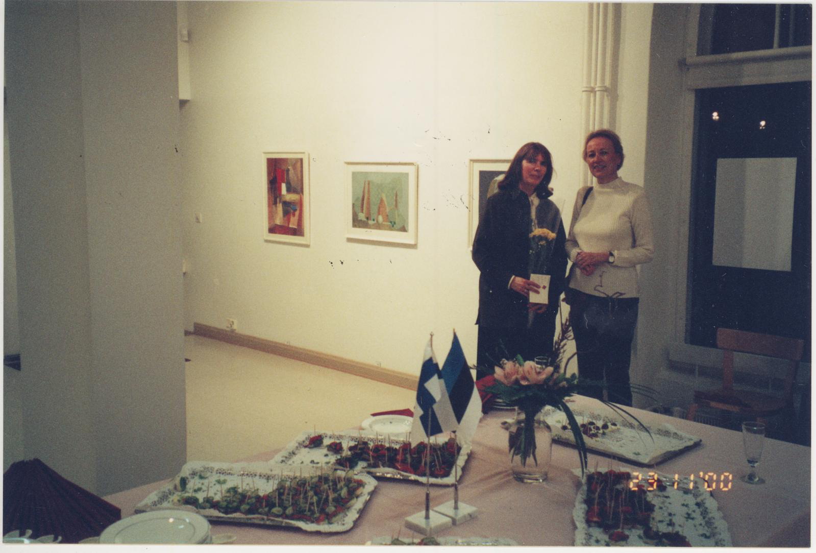 Ene (kujutatu) Asu-Õunas, Viimaste pallaslaste näituse avamine Kotkas Uusikuva galeriis 23.11.2000. Ene Asu-Õunas, Maija Kainulainen