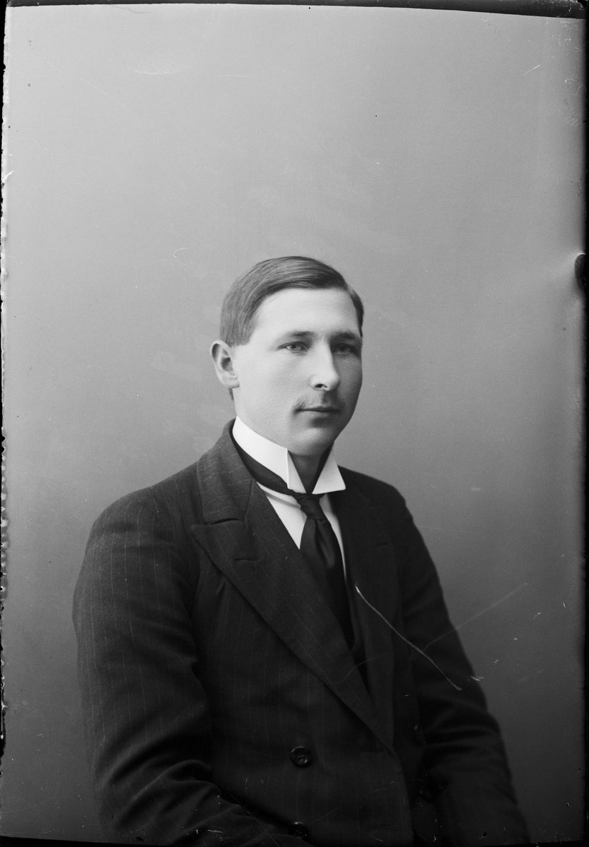 Skötsner-Edhlund, Ateljéporträtt - man, Östhammar, Uppland