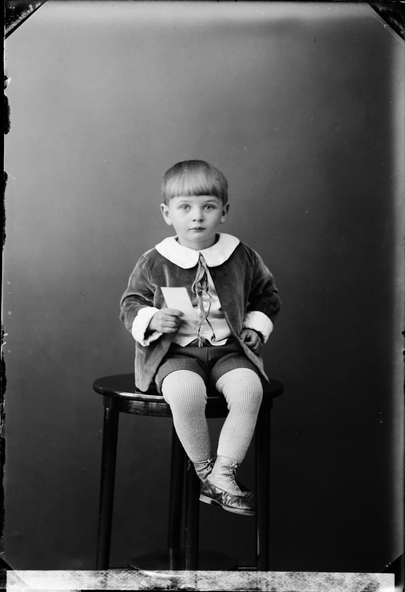 Skötsner-Edhlund, Ateljéporträtt - son till Kurt Karlsson från Hargshamn, Harg socken, Uppland 1928
