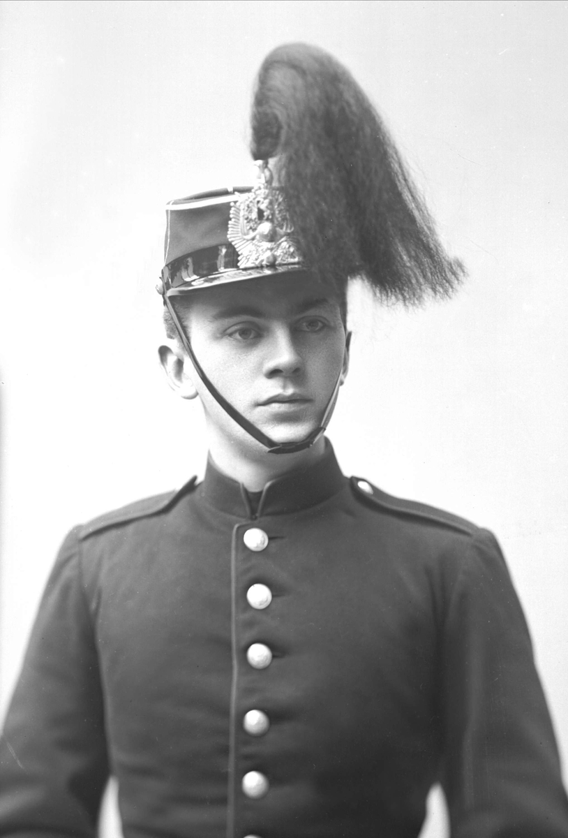 Gustav Borgen, Portrett, mann i kadettuniform.