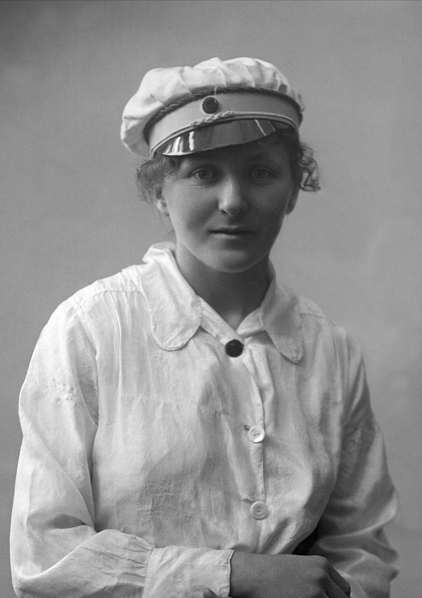 Gustav Borgen, Portrett, pike med hvit studentlue (?). Helga Myrvang.