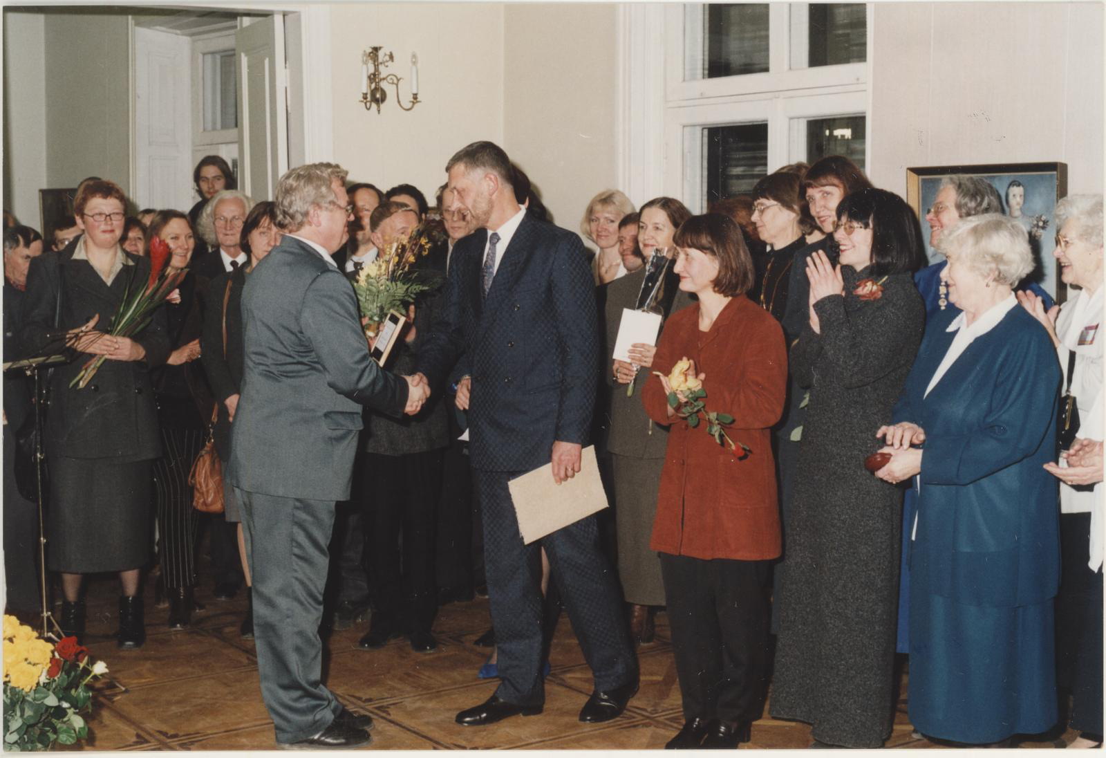 Tiiu (kujutatu) Talvistu, Muuseumi 60. juubel. 17.11.2000. Õnnitleb Spordimuuseumi esindaja Enn Mainla.