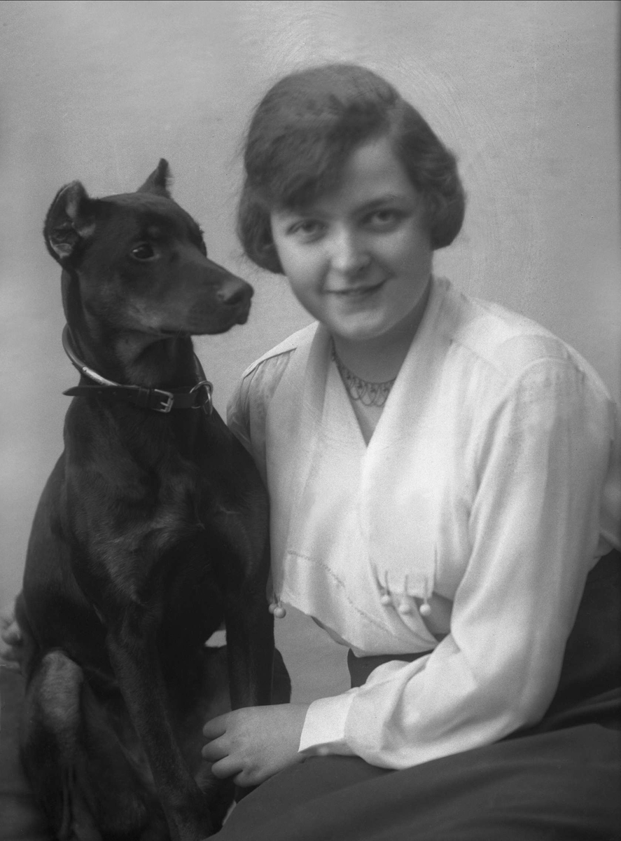 Gustav Borgen, Portrett, kvinne med hund.