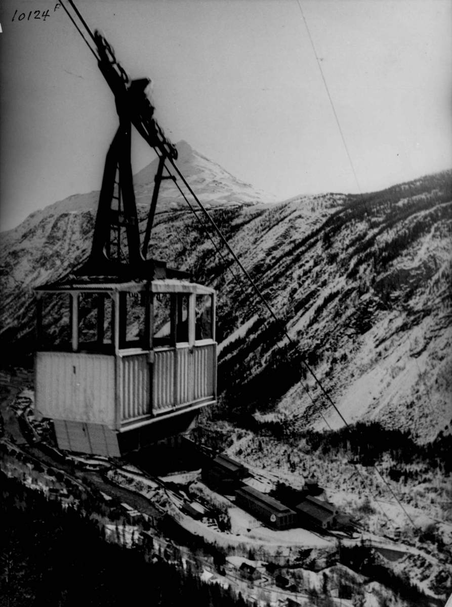Anders Beer Wilse, Taubane ved Rjukan med Gaustatoppen i bakgrunnen.