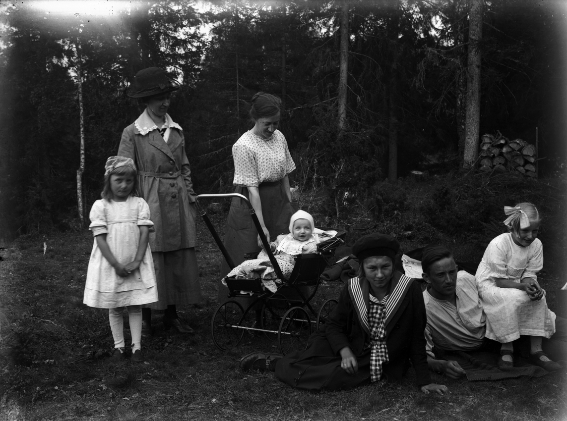 Ester Pettersson, Familjegrupp sju personer. Martin Pettersson (givarens farbror, samt några fastrar).