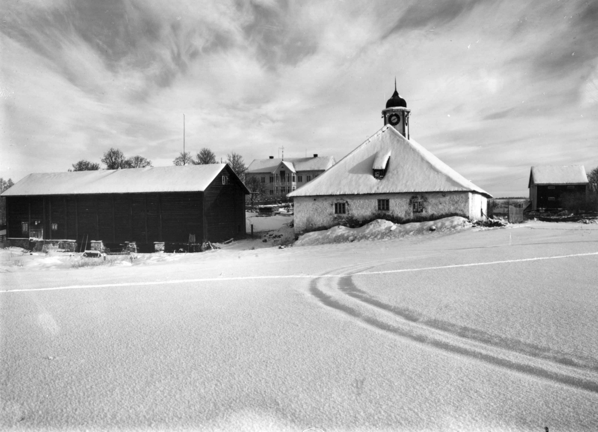 Anders Beer Wilse, Torshov ved Hamar. Gårdsanlegg med uthus, hovedbygning sett fra et jorde. Vinter.