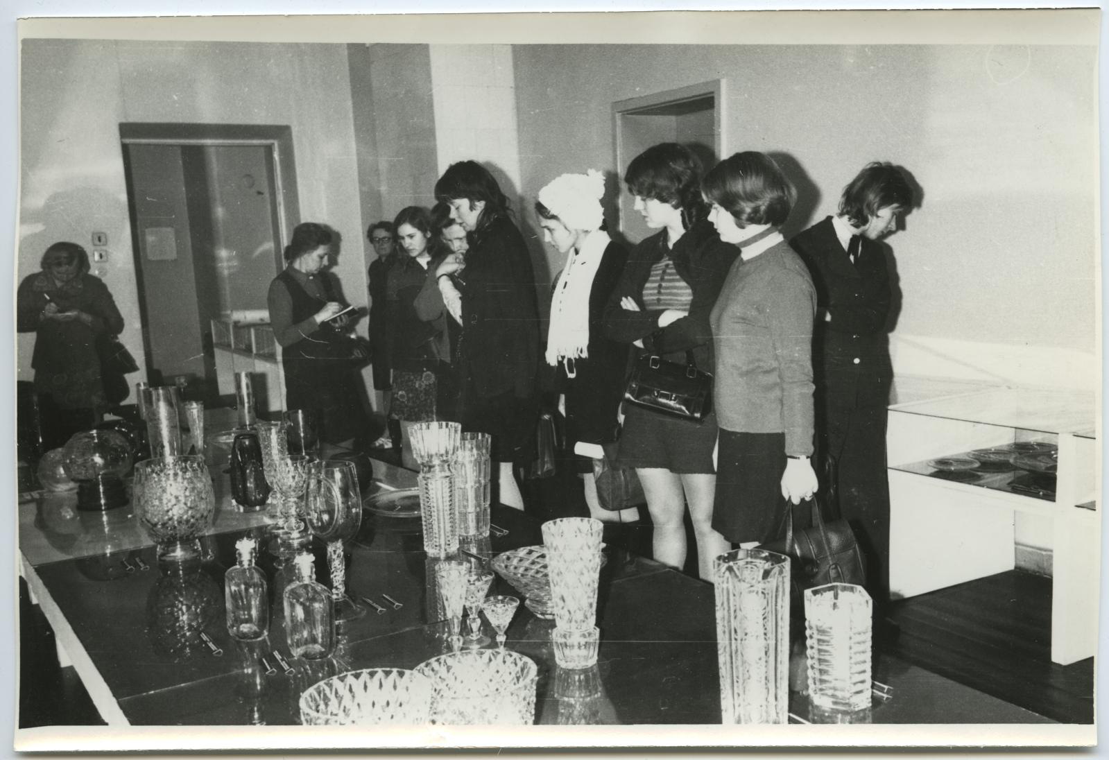 Mari (kujutatu) Pill, Listeners to the University of Culture at Leningrad glass exhibition at TKM 1972/73. supervised by M. Pill