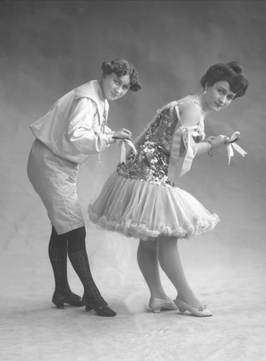 Gustav Borgen, Gruppeportrett, to unge kvinner. Dansere, Anita og Maria.