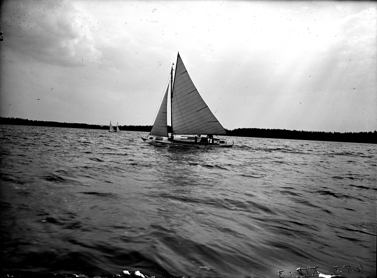 Ellert Johan Viktor Sörman, Kappsailing in Kungsör 1921. Photographer E Sörman?