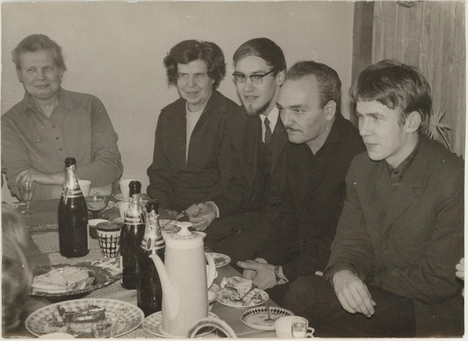 Kaur (kujutatu) Alttoa, Pidulik kohvijoomine külalistega Gruusiast puhketoas 10.03.1970.