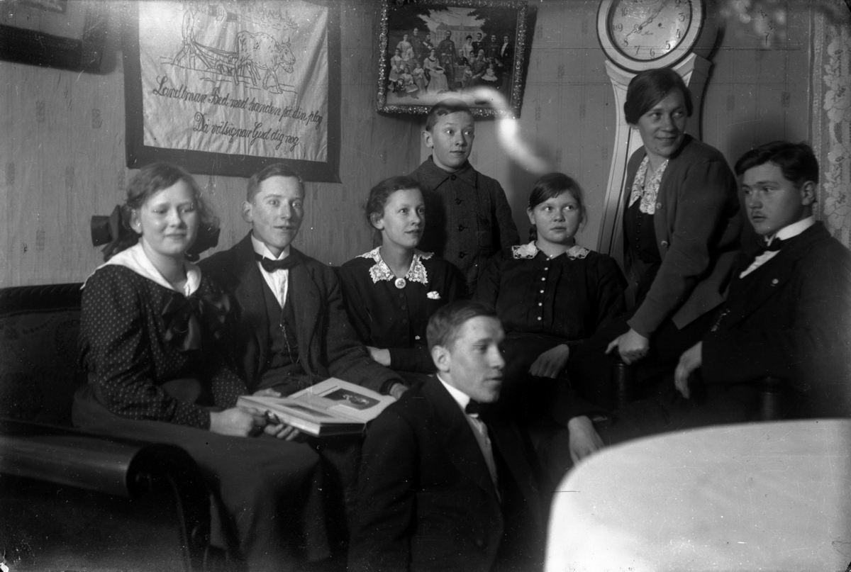 Ester Pettersson, Interior of rooms, group eight people. At the bottom Harald Pettersson (the donor’s dad).