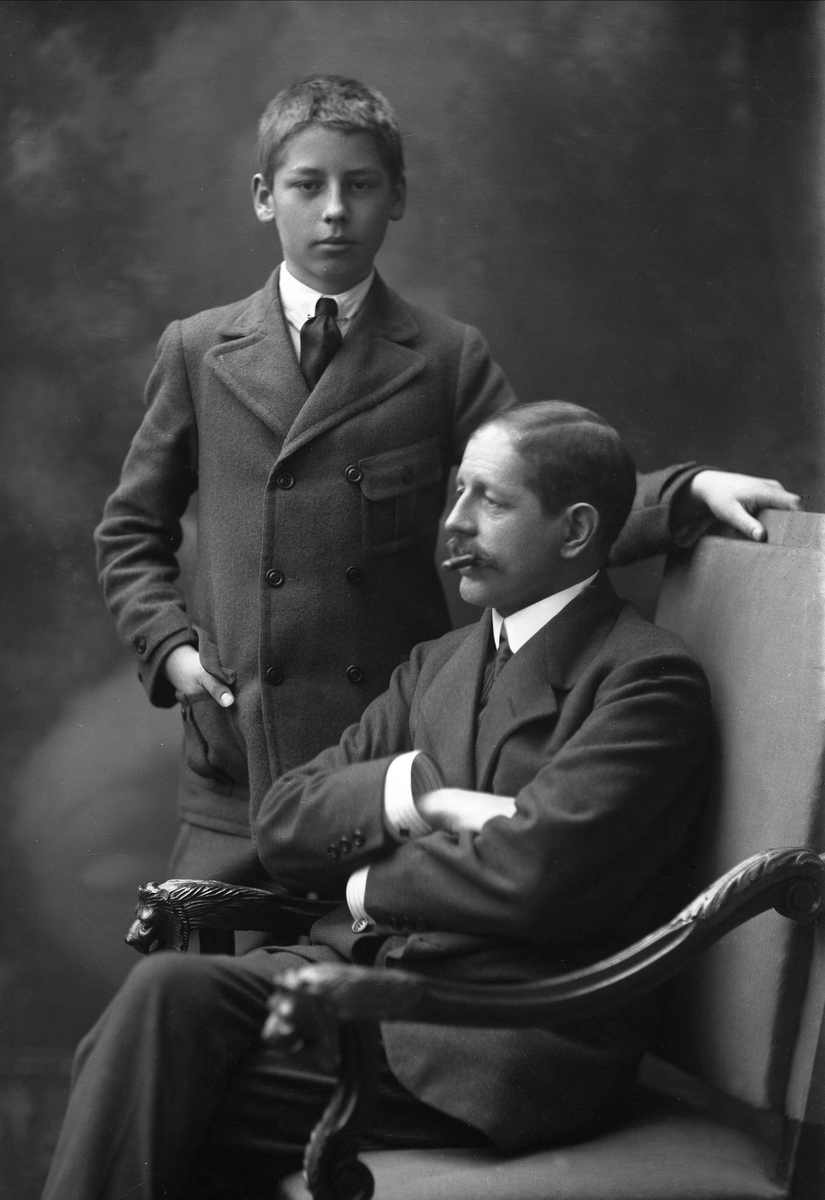 Gustav Borgen, Gruppeportrett, far og sønn. Grosserer Henry Fricke.