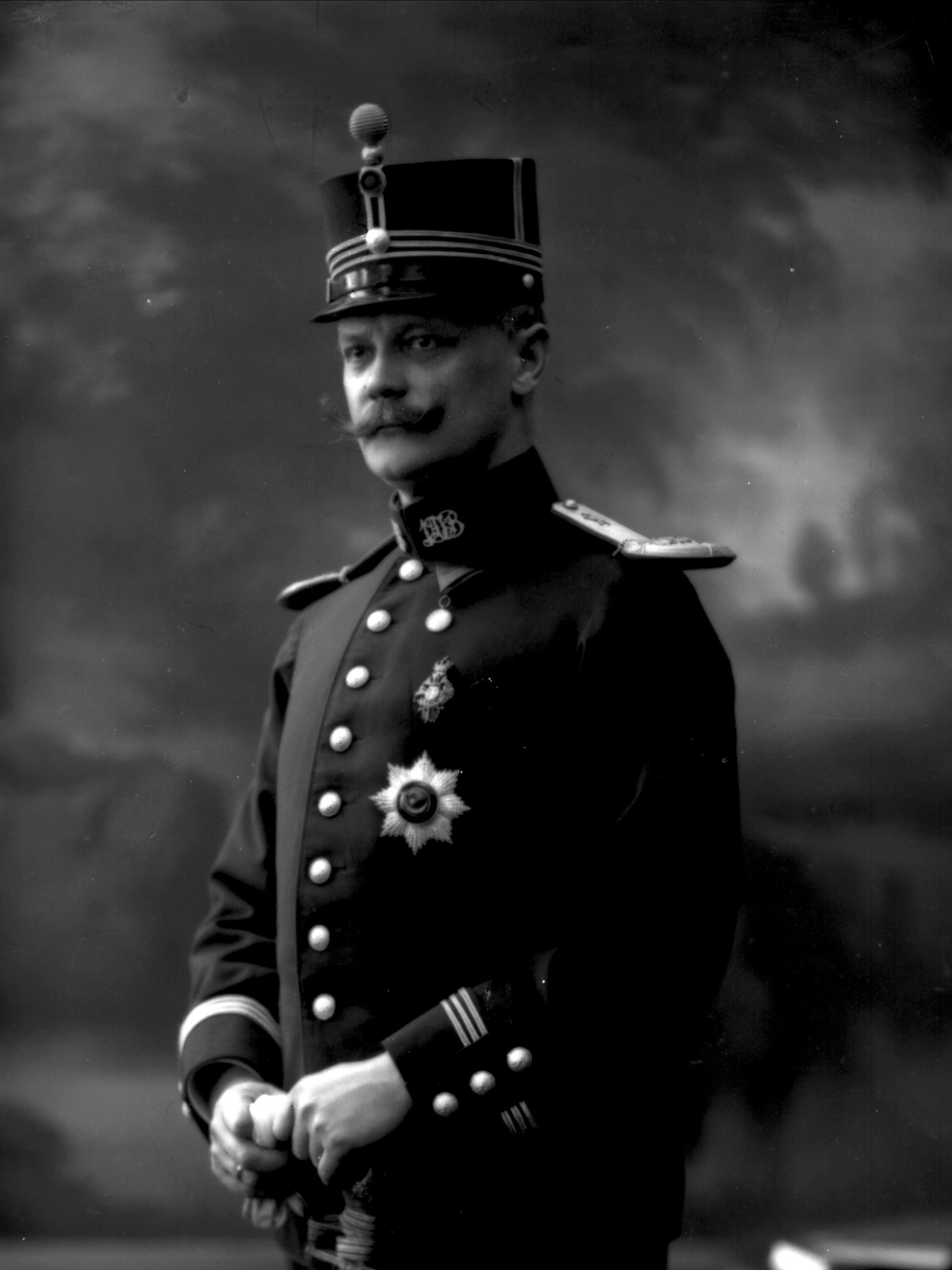 Gustav Borgen, Portrett, Karl Ingvar Nandrup, født 1864, i uniform som kaptein ved infanteriet som reglementert fra 1894 til 1910.