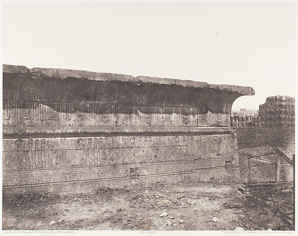 Félix Teynard, Esneh (Latopolis), Construction Ensablée - Paroi Extérieure - Corniche et Sculptures