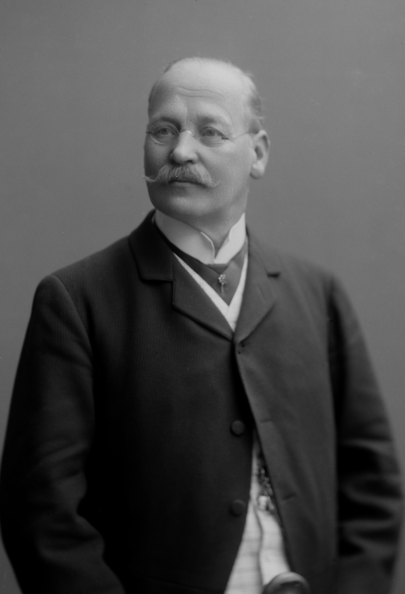 Maria Tesch, Porträtt. Porträttbild från Maria Teschs ateljé. Foto: Maria Tesch. Fotograferad i Maria Teschs ateljé som fanns i Linköping åren 1873 - 1936. Digitaliserad efter original glasnegativ som förvaras på Stiftsbiblioteket /Linköpings stadsbibliotek.