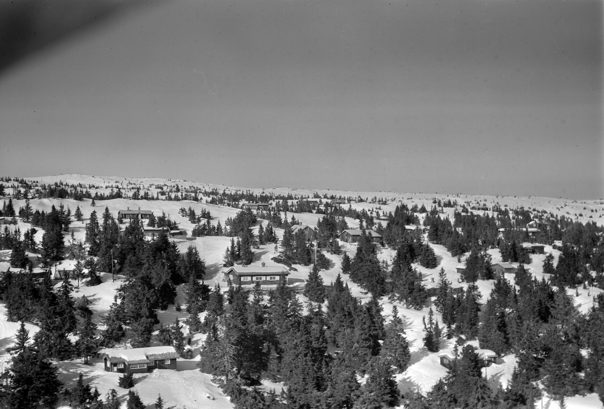 Widerøes Flyveselskap A/S, Flyfoto av bebyggelse i vinterlandskap på Sjusjøen, Ringsaker Almenning.