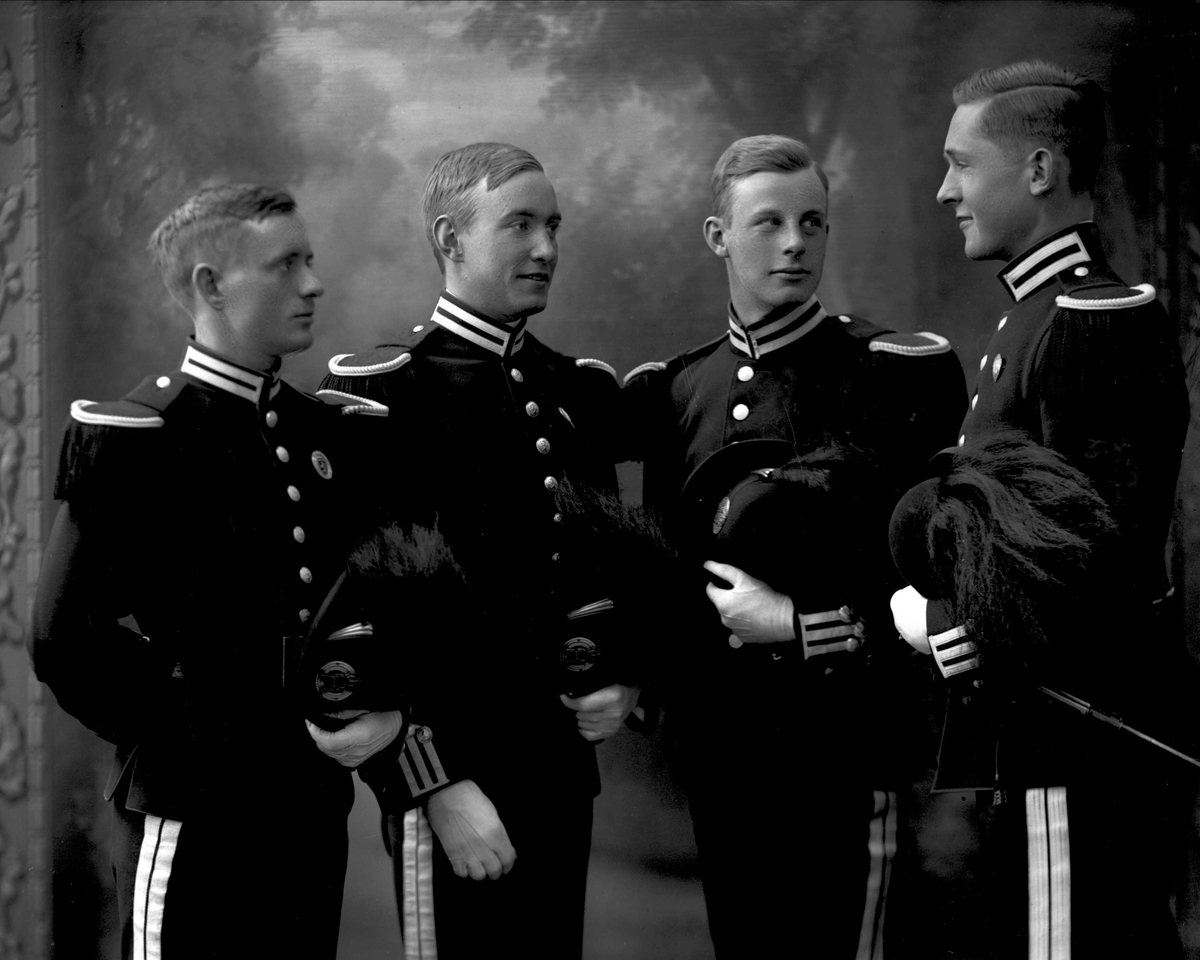 Gustav Borgen, Gruppeportrett, fire gardister i paradeuniform.