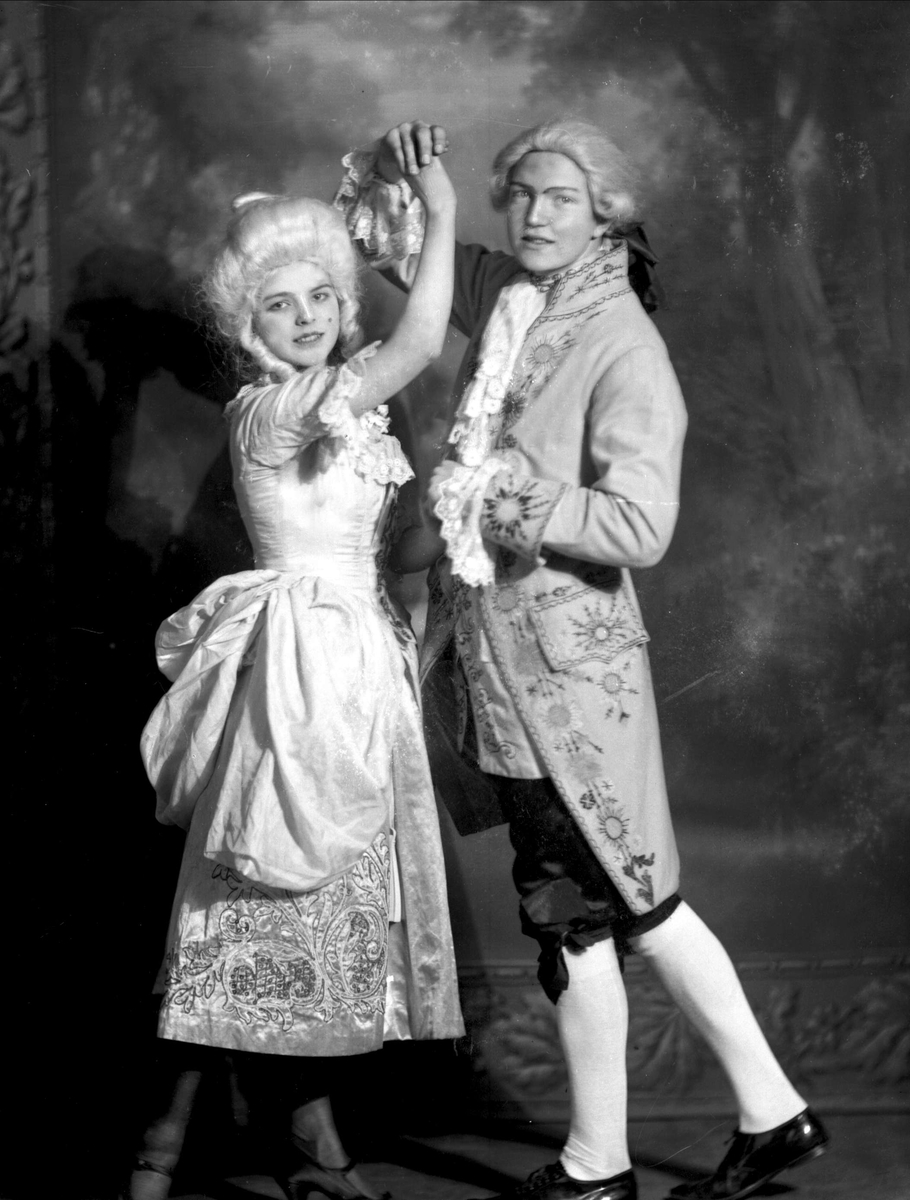 Gustav Borgen, Portrett, et par utkledd i 1700-tallskostyme, skuespill, opera, Thor Tangvald.