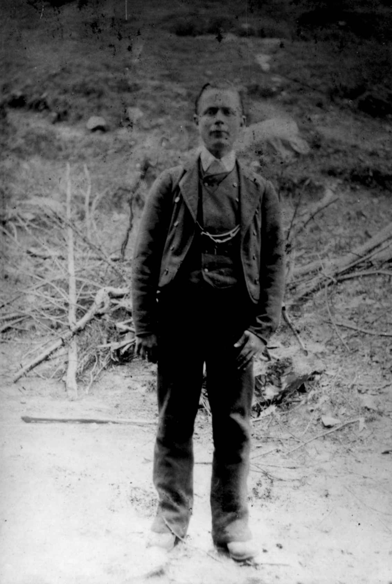 Ukjent, Fra en serie fotografier fra et album som har tilhørt folklorist og professor Moltke Moe (1859-1913), antatt fra 1880-årene med motiver fra Telemark.