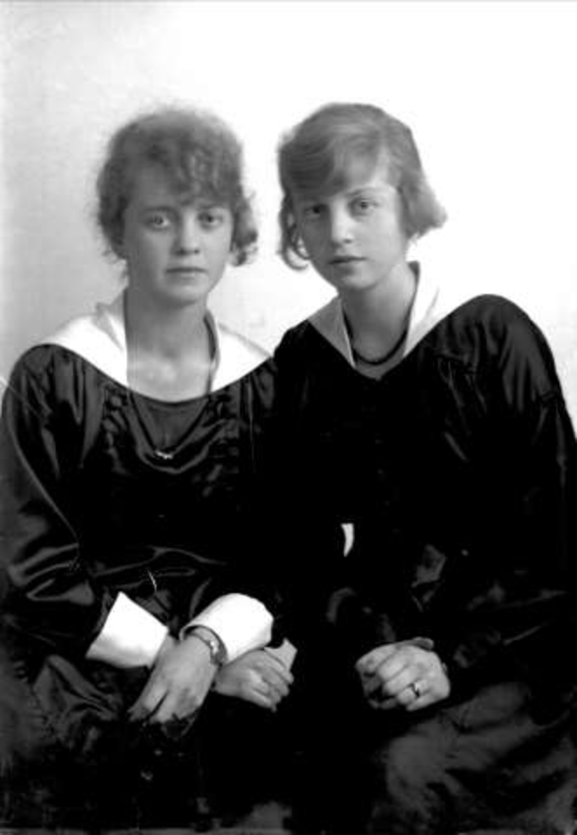 Gustav Borgen, Gruppeportrett, to unge kvinner i like mørke kjoler. Ragnhild og Bergliot Olsen.