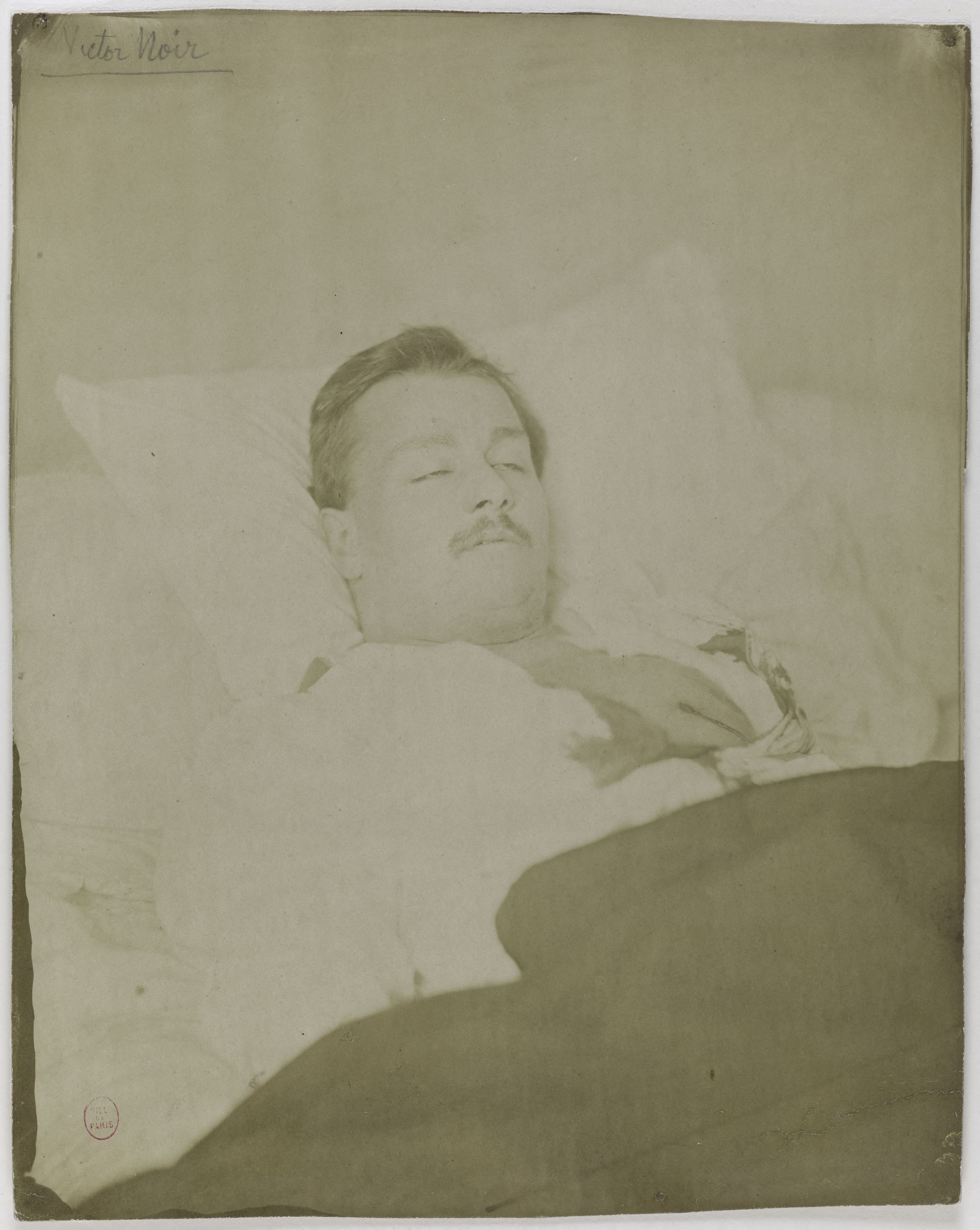 Etienne Carjat, Portrait de Yvan Salmon (1848-1870), dit Victor Noir, journaliste, sur son lit de mort.