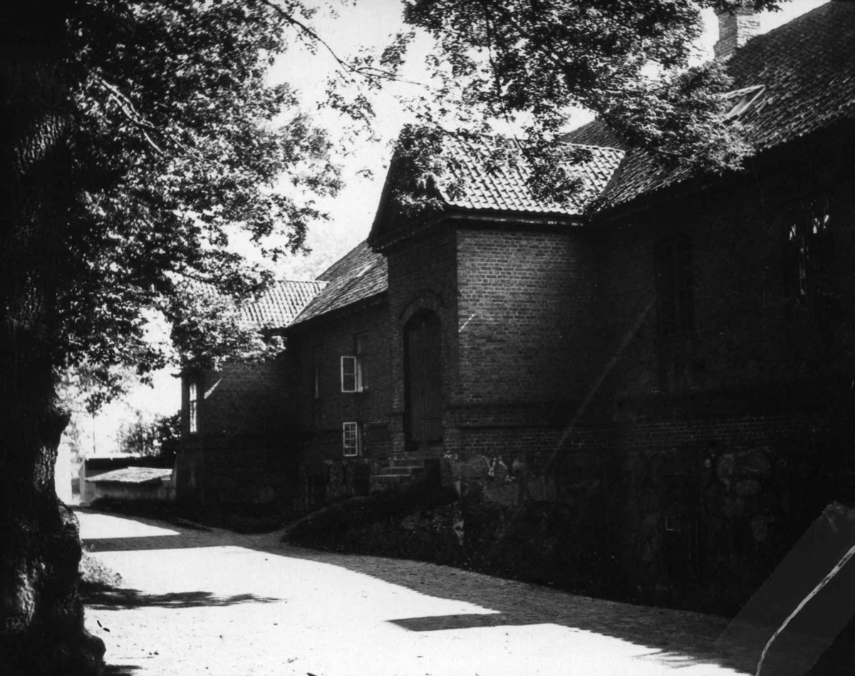 Hermann Christian Neupert, Postkort. Del av murbygning, antatt del av kaserne.
