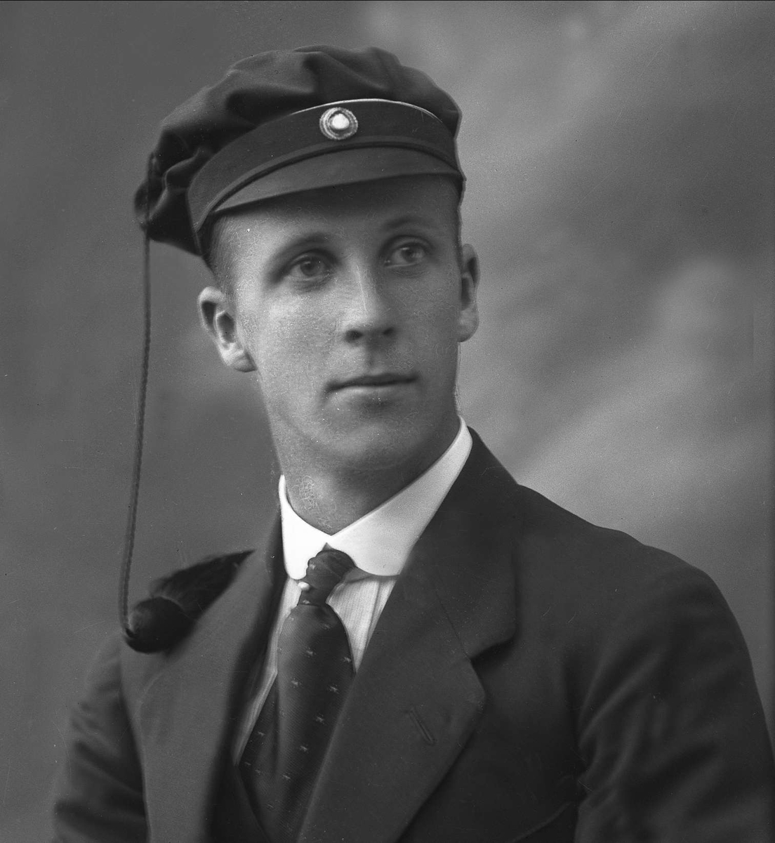 Gustav Borgen, Portrett, mann med studentlue. Student Rolf Dammann.