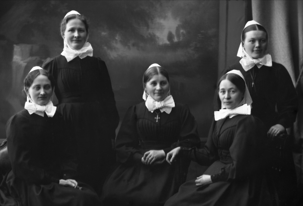 Gustav Borgen, Gruppeportrett, fem diakonisser i uniform.