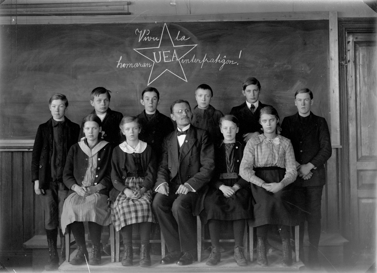 Gustaf Ferdinand Hallberg, Skola, klassrumsinteriör, skolbarn med lärare.