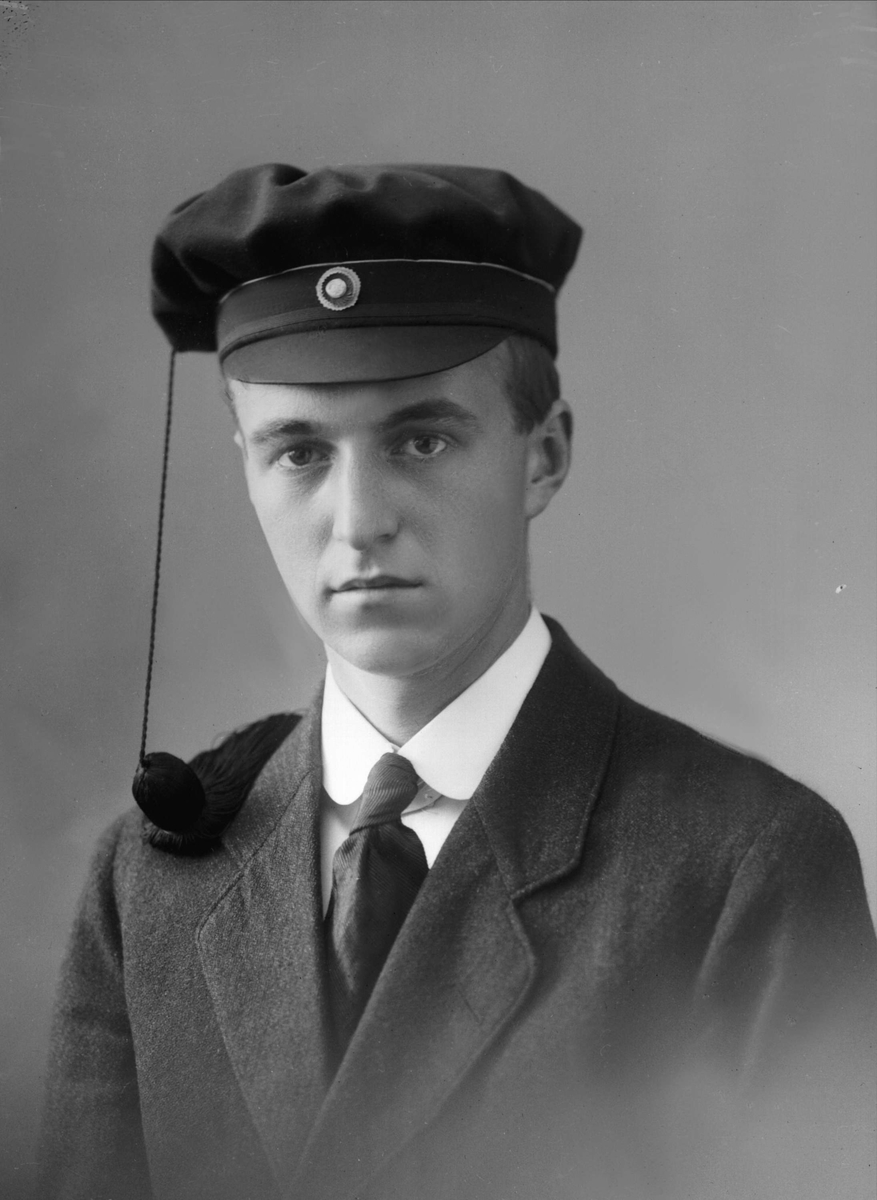 Gustav Borgen, Portrett, mann med studentlue. Sigvardt Wennevold.