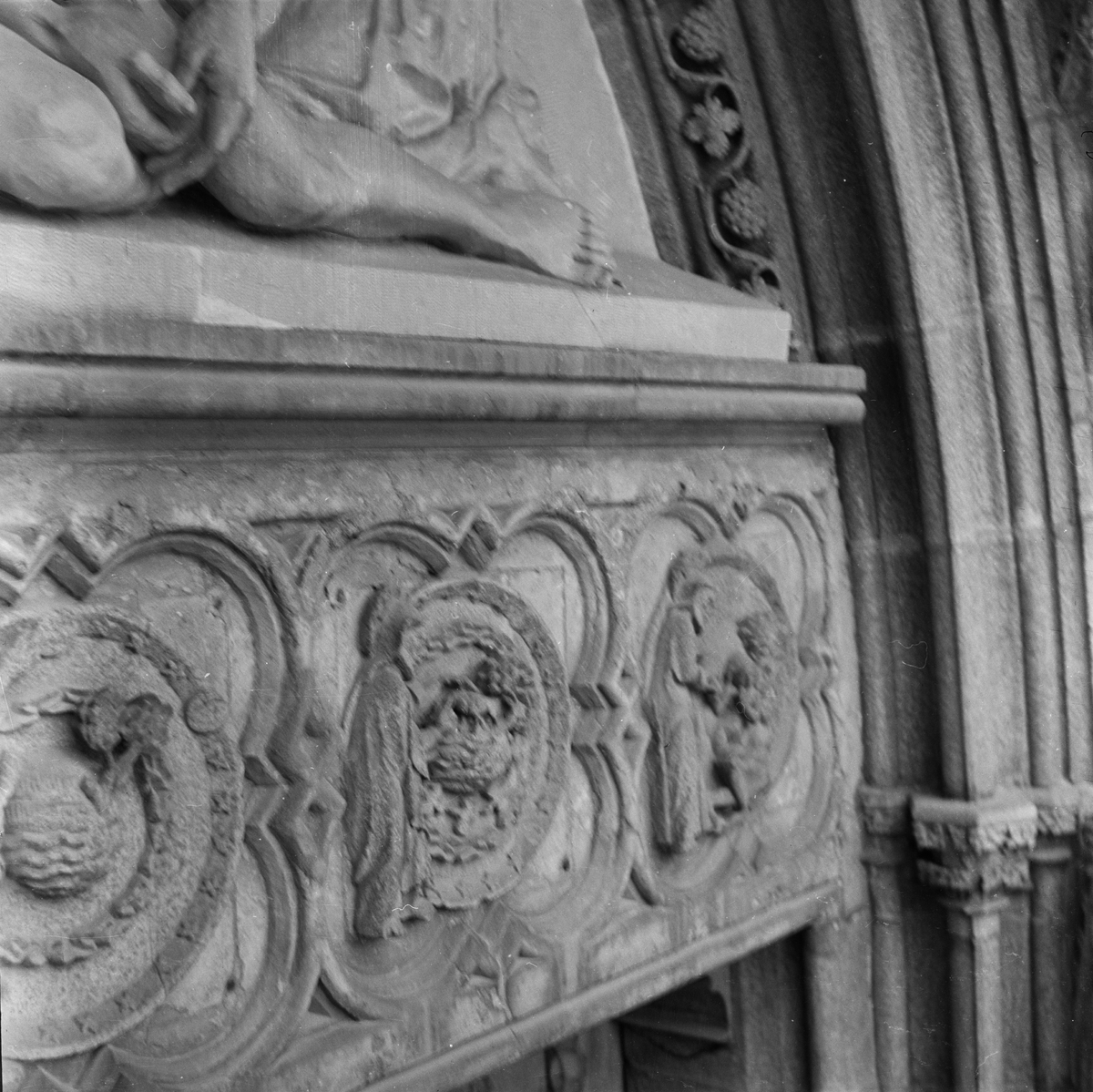Gunnar Sundgren, Detalj av relief i Uppsala domkyrka, Fjärdingen, Uppsala