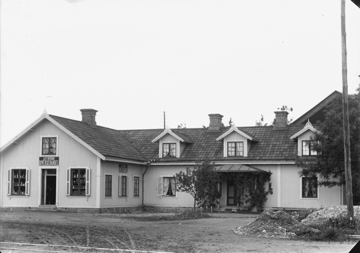 Gustaf Ferdinand Hallberg, A. P. Rydins Diversehandel, exteriör. Bostadshus.