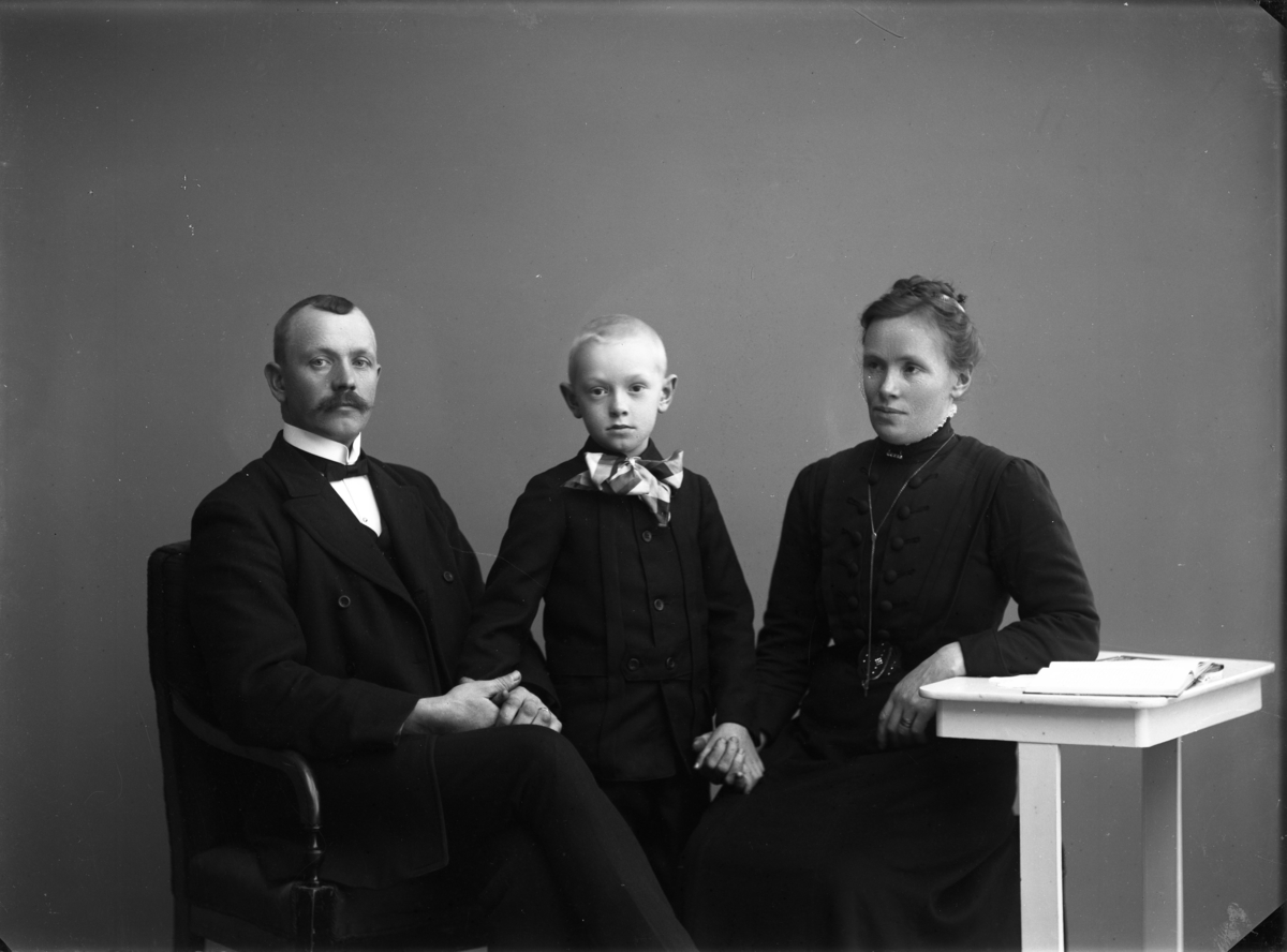 Calla Helena Sundbeck, Snickaren Sandberg i Gränna, sannolikt med hustru och son.