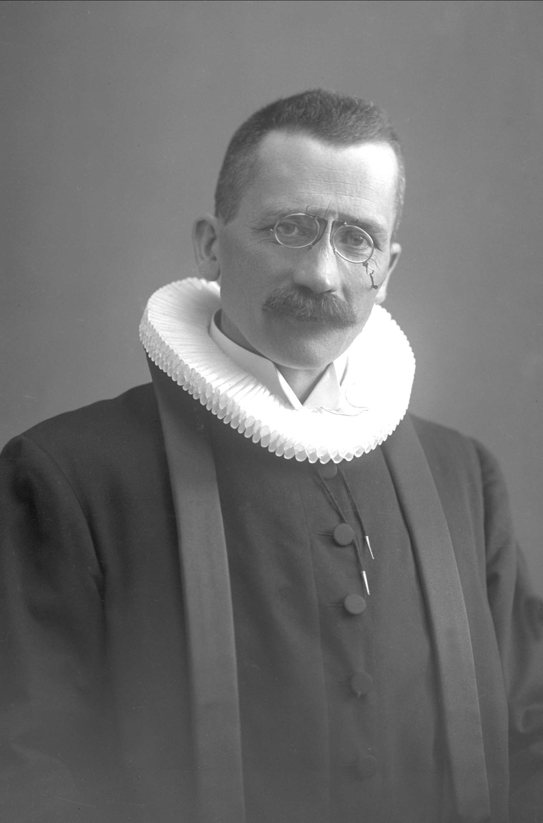 Gustav Borgen, Portrett, prest i drakt. Pastor Lund, Ålesund.