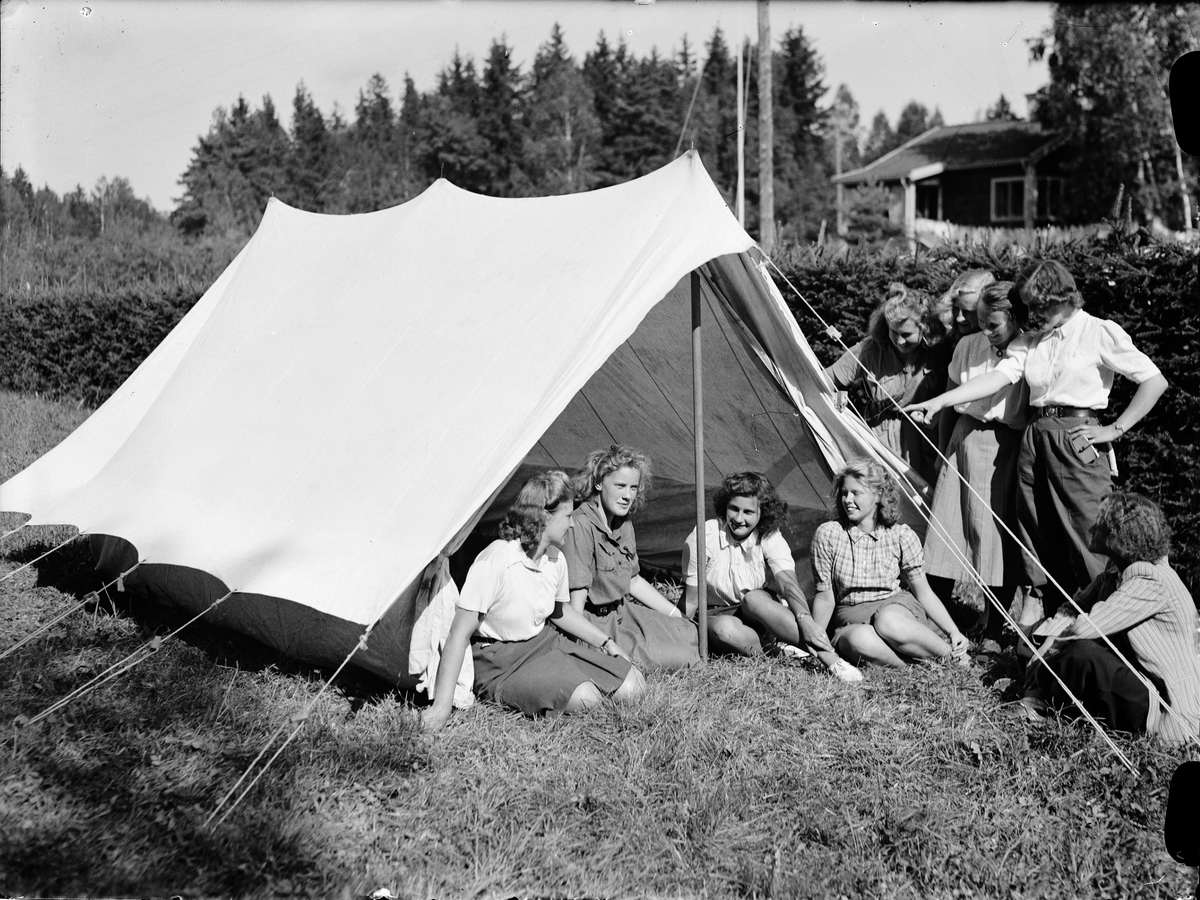 Paul Sandberg, “The girls' fine tent beating is inspected” when upper secondary school students from the Higher Swedish National Reeducation Agency do a conscription at camps at K F U K’s summer home Graneliden
