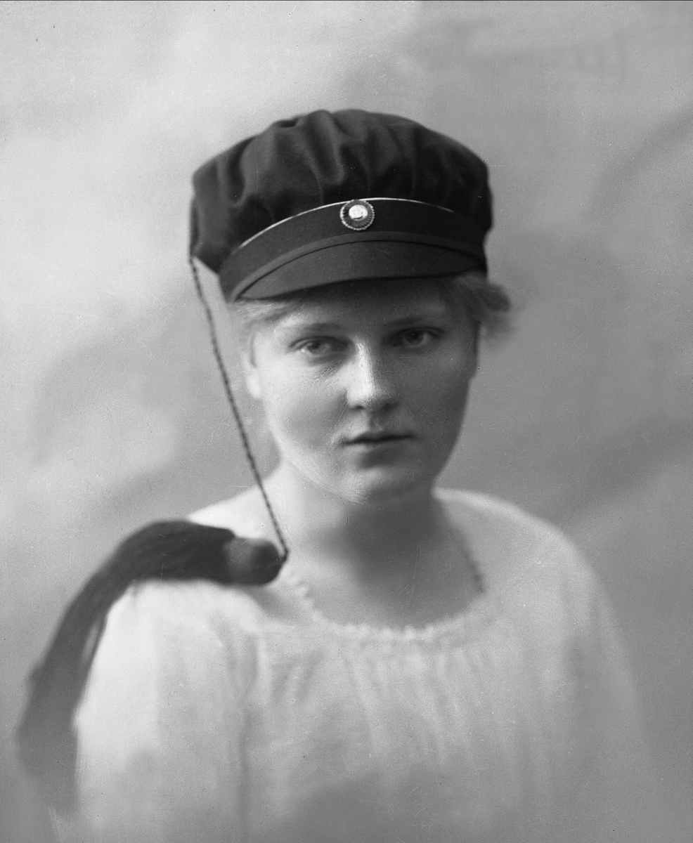 Gustav Borgen, Portrett, kvinne med studentlue. Frk Ruth Andresen.