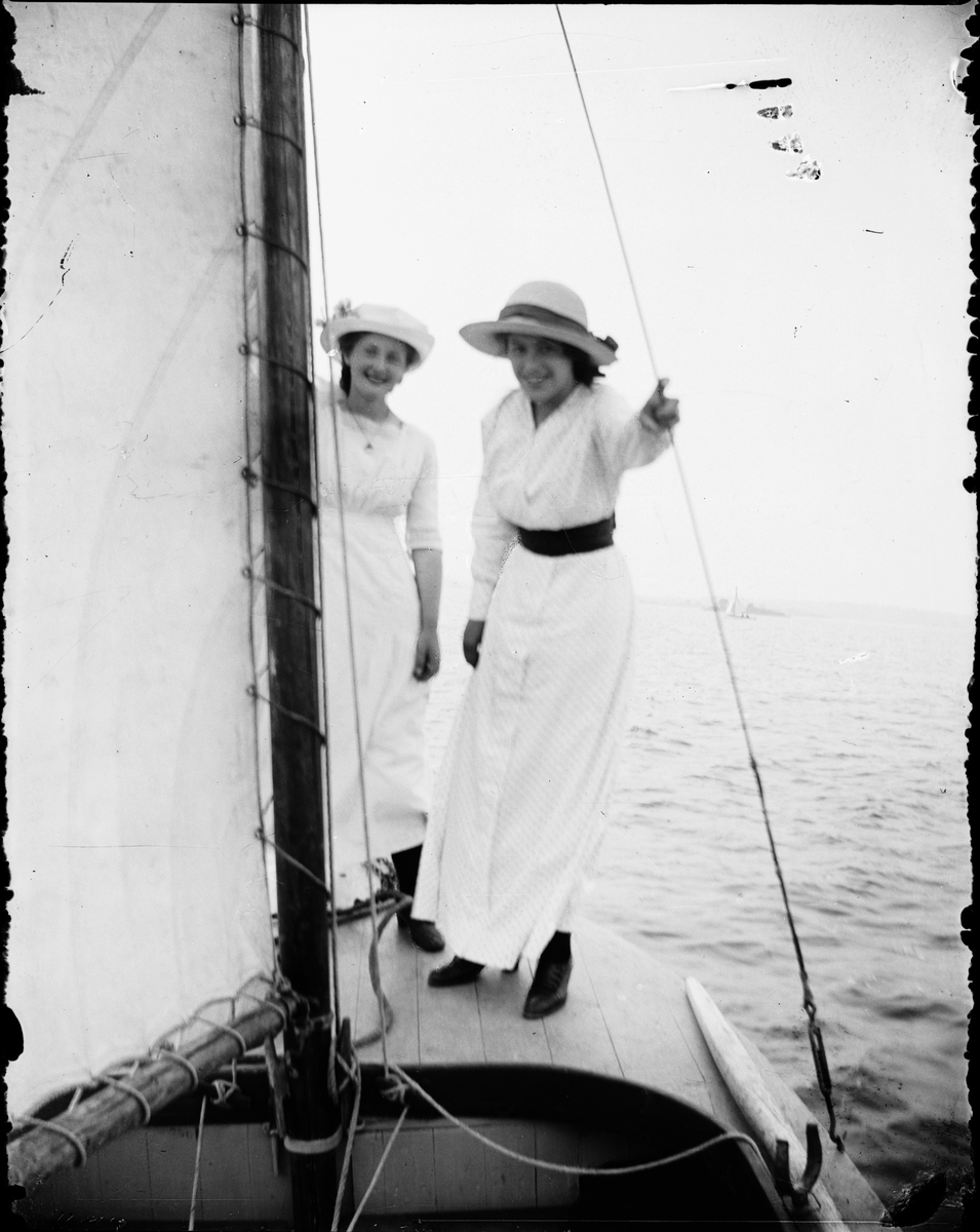 Skötsner-Edhlund, Kvinnor på segelbåt, Östhammar, Uppland