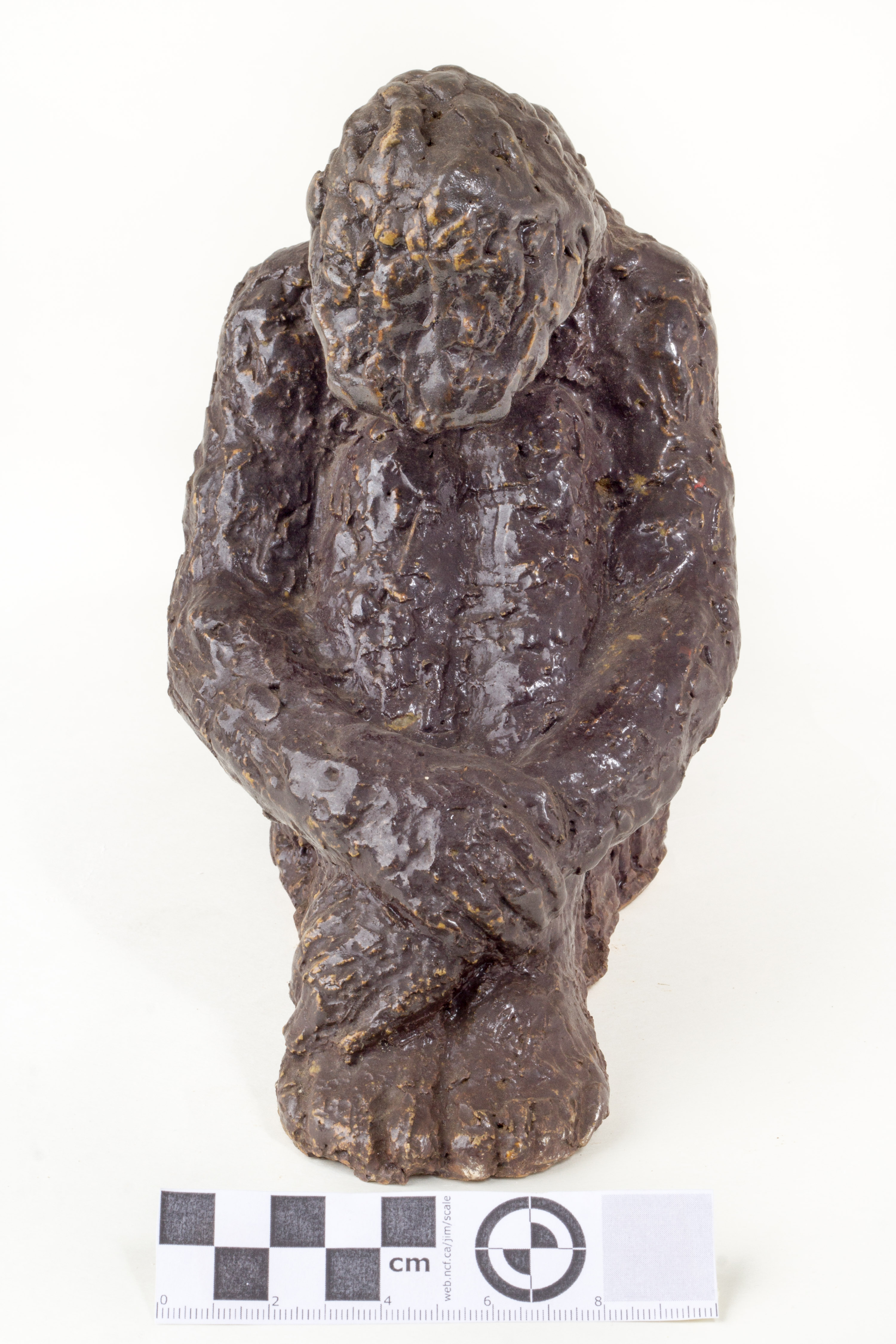 Anton (autor) Starkopf, Kummargil istuv naisfiguur